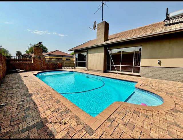 3 BEDROOM HOUSE FOR SALE IN VANDERBIJLPARK SE 2